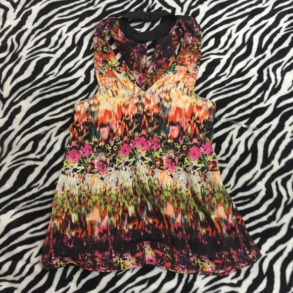 Unique collar bright floral abstract art top - Picture 3 of 8